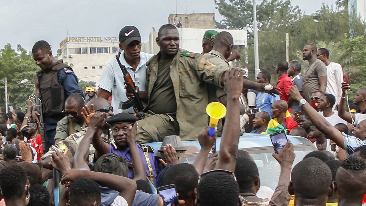 เป็นเรื่อง ทหารแตกแถวยึดค่าย บุกจับตัวปธน.-นายกฯ มาลี คาดก่อรัฐประหาร