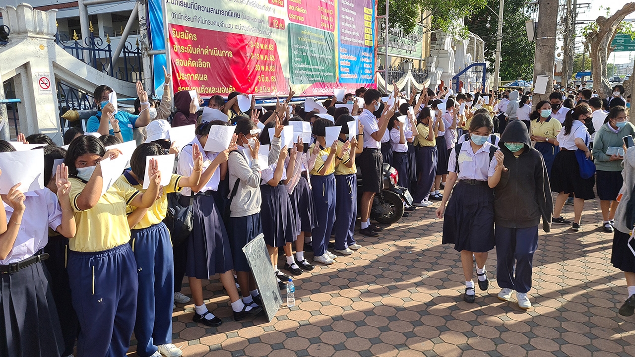 หลายโรงเรียนดังหาดใหญ่ ถือกระดาษขาว แสดงจุดยืนต่อต้านเผด็จการ