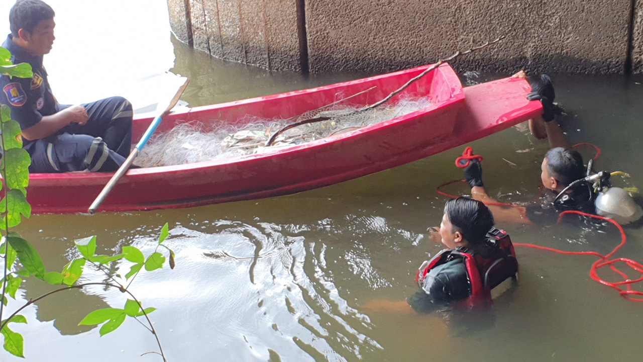 พบแล้วหนุ่มงมหอย ร่างลอยติดตอม่อสะพาน หลังหญิงจุดธูปเรียกหาศพ