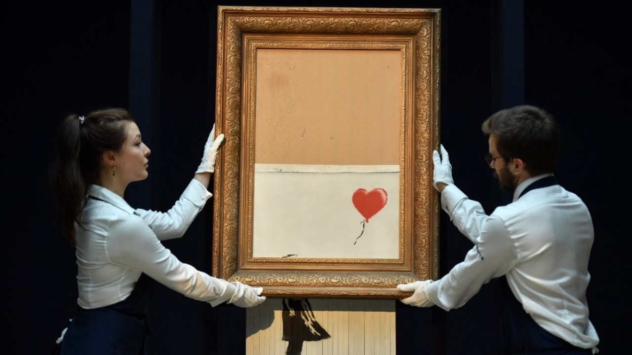 รู้จัก 'Banksy' ศิลปินนิรนาม เคลื่อนไหวผ่านศิลปะ ประมูลภาพช่วยผู้ป่วยโควิด 