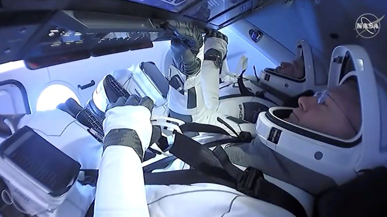 จบภารกิจอย่างงดงาม 2 นักบินอวกาศนาซา นั่งยานสเปซเอ็กซ์กลับถึงโลกแล้ว