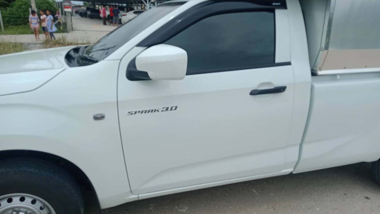 ผัวทะเลาะเมียหนัก ขับกระบะหนี ผู้หญิงไม่ยอม เกาะรถโดนลากครูดพื้นเจ็บหนัก