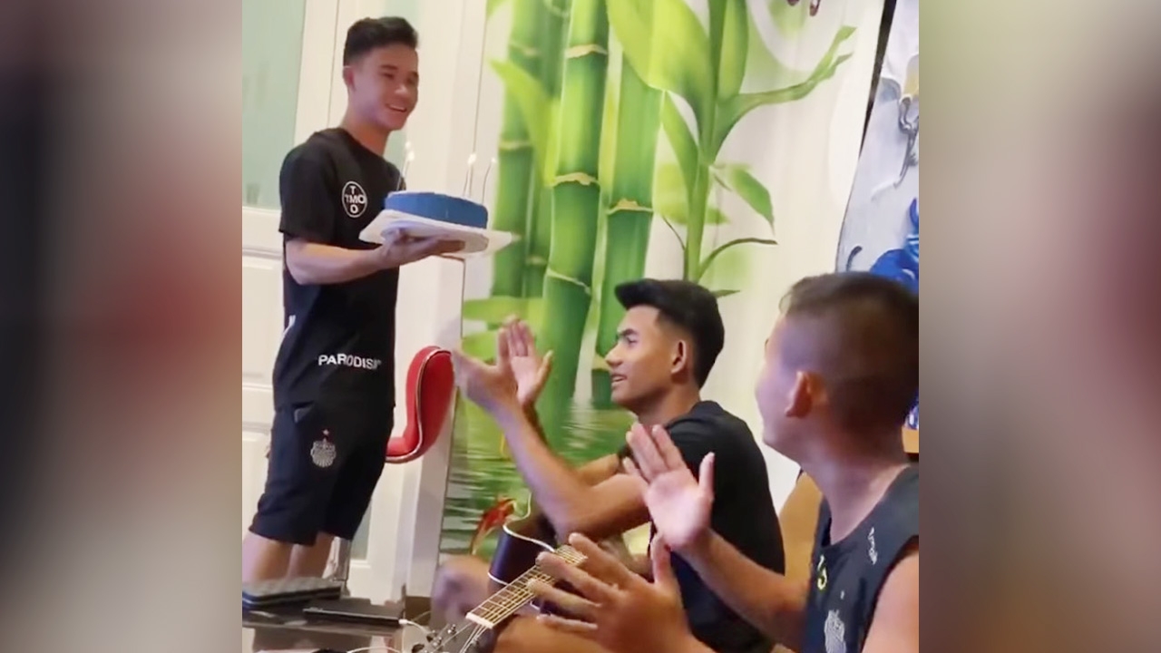สุดอบอุ่น "สุภโชค" เซอร์ไพรส์วันเกิดครบรอบ 18 ปี "ศุภณัฏฐ์" (คลิป)