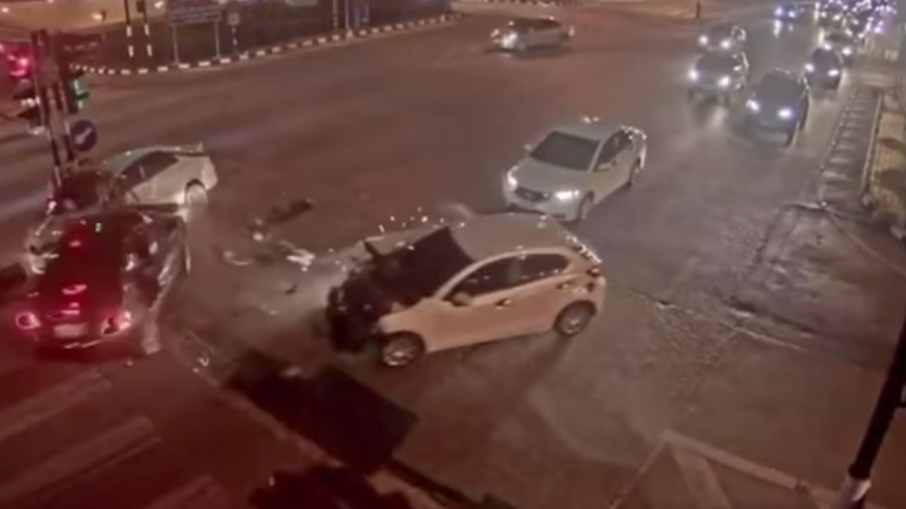 เปิดคลิปนาทีระทึก พ่อค้ายาซิ่งหนีตำรวจ ฝ่าไฟแดงชนยับกลางเมืองเชียงใหม่