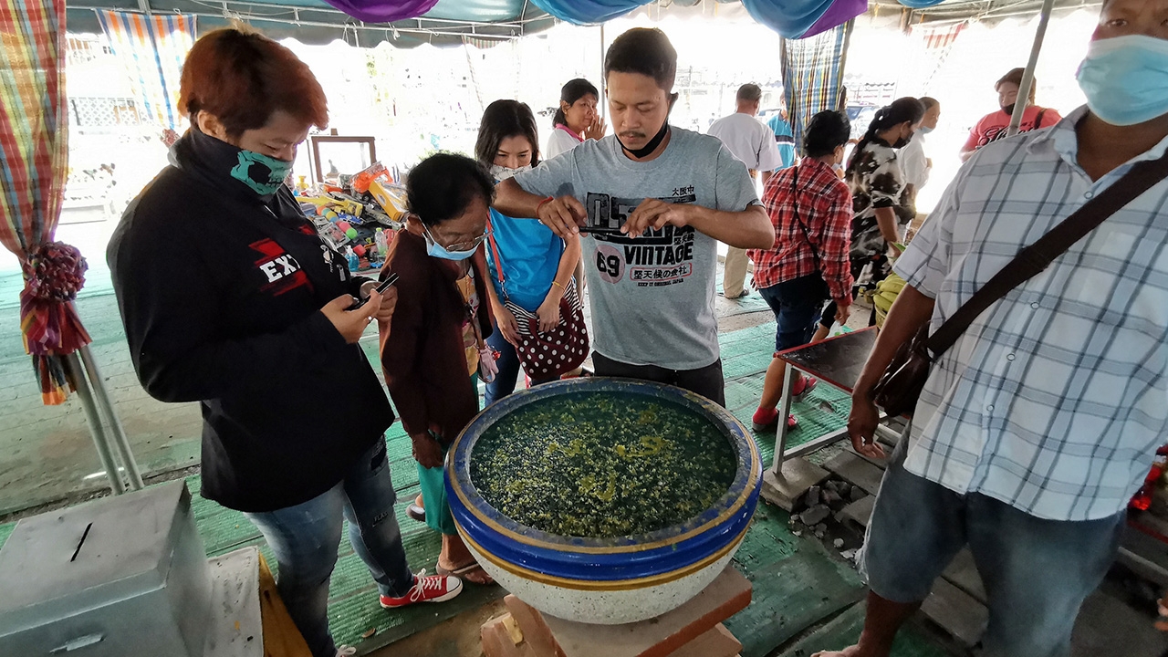 ส่องอ่างน้ำมนต์ "พ่อขุนช้าง" วัดไผ่แขก คอหวยยิ้มหวานได้ "เลขเด็ด" ลุ้นโชค