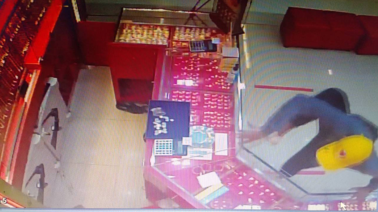 คนร้ายบุกเดี่ยวชิงทอง ห้างดังบึงกาฬ กวาด 3 ถาดใหญ่ มูลค่าหลายล้าน