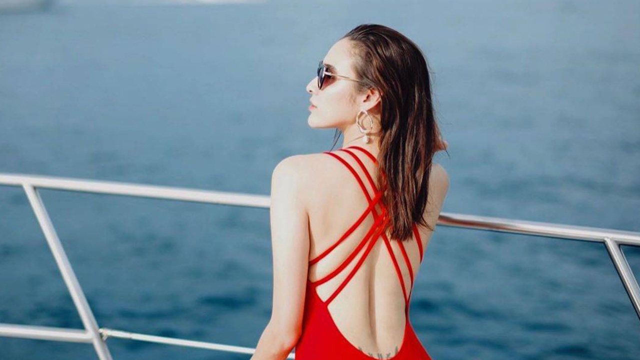 ลุคนี้แซ่บมาก หยาดทิพย์ ร้อนแรงสุดๆ ในชุดว่ายน้ำวันพีซสีแดง