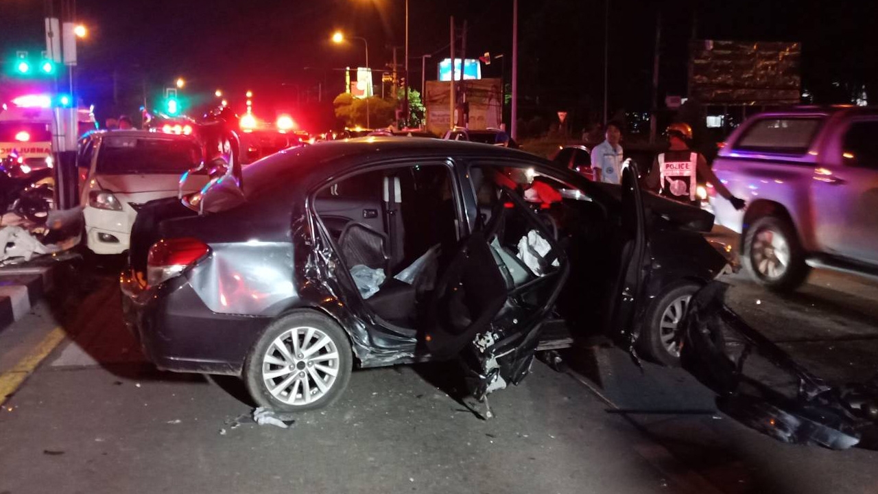 ล่าระทึกเชียงใหม่ พ่อค้ายาบ้าซิ่งเก๋งฝ่าไฟแดงหนีตำรวจ ชนยับ 4 คันรวด