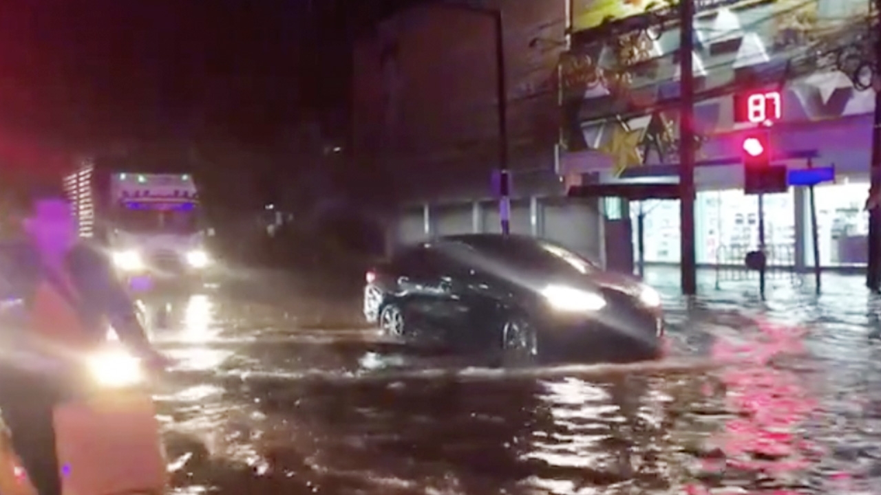 กาฬสินธุ์ฝนตกทั้งคืน ทำน้ำท่วมถนนในตัวเมืองหลายสาย จนท.เร่งสูบระบาย