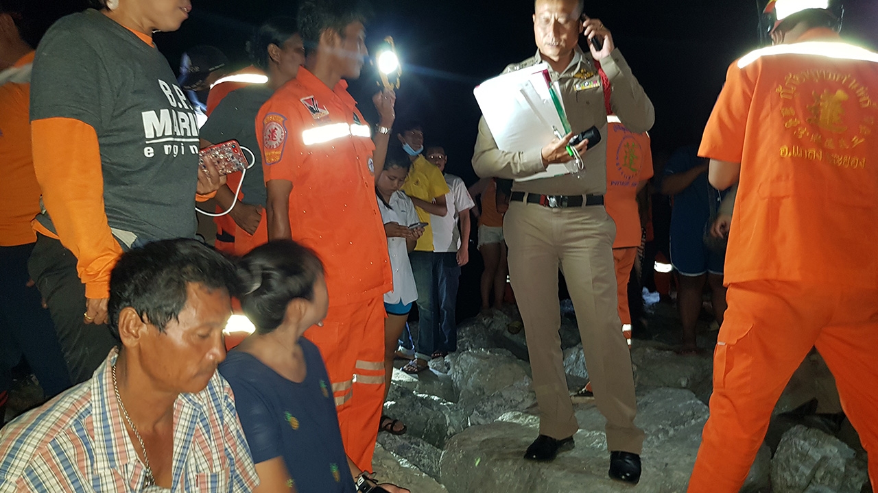 2 พี่น้องออกวางอวนปูกลางทะเล คลื่นซัดเรือจมต้องลอยคอ น้องรอด-พี่ดับ