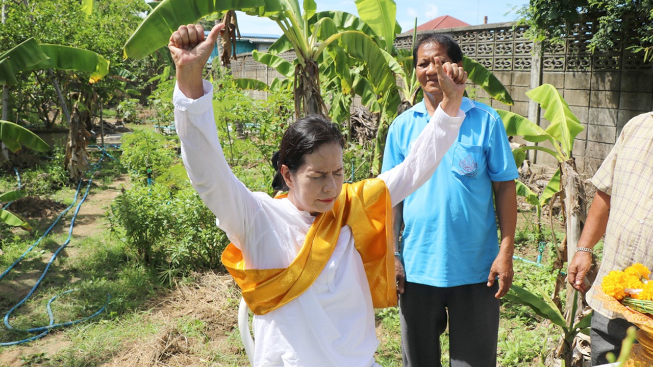 "ดีเจจ๊ะจ๋า" ทำพิธีบวงสรวงพ่อปู่นาคราช เข้าทรงชูนิ้วใบ้เลขเด็ด ตรงเลขดัง