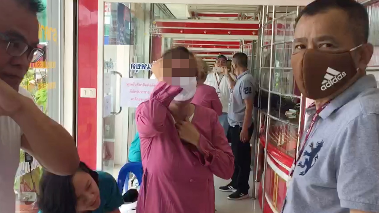 สาว 39 พกปืนกล็อกจี้ร้านทอง โดนปิดประตูขัง ร่ำไห้อ้างตกงานหิวโซ