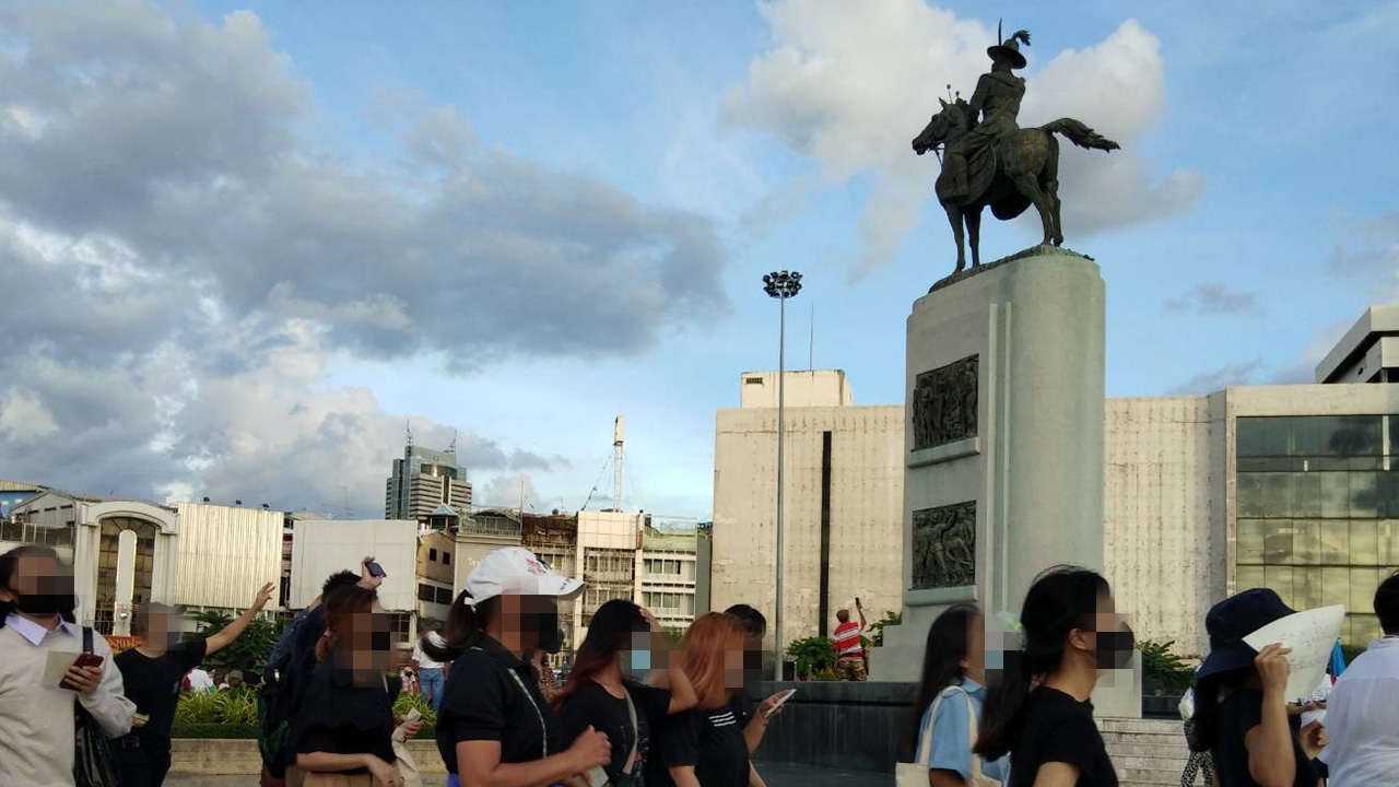 “กลุ่มแฮมทาโร่ตรวจไฟ” รวมตัววงเวียนใหญ่ วิ่งรอบอนุสาวรีย์เรียกร้องยุบสภา