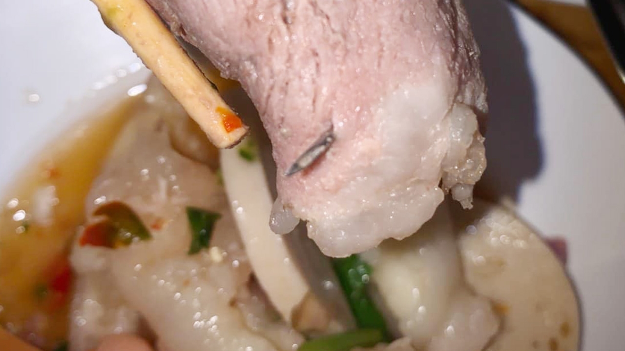 สาวกินหมูกระทะ อ้างเจอเข็มฉีดยาในเนื้อหมู ซ้ำโดนปรับค่าอาหารเหลือ
