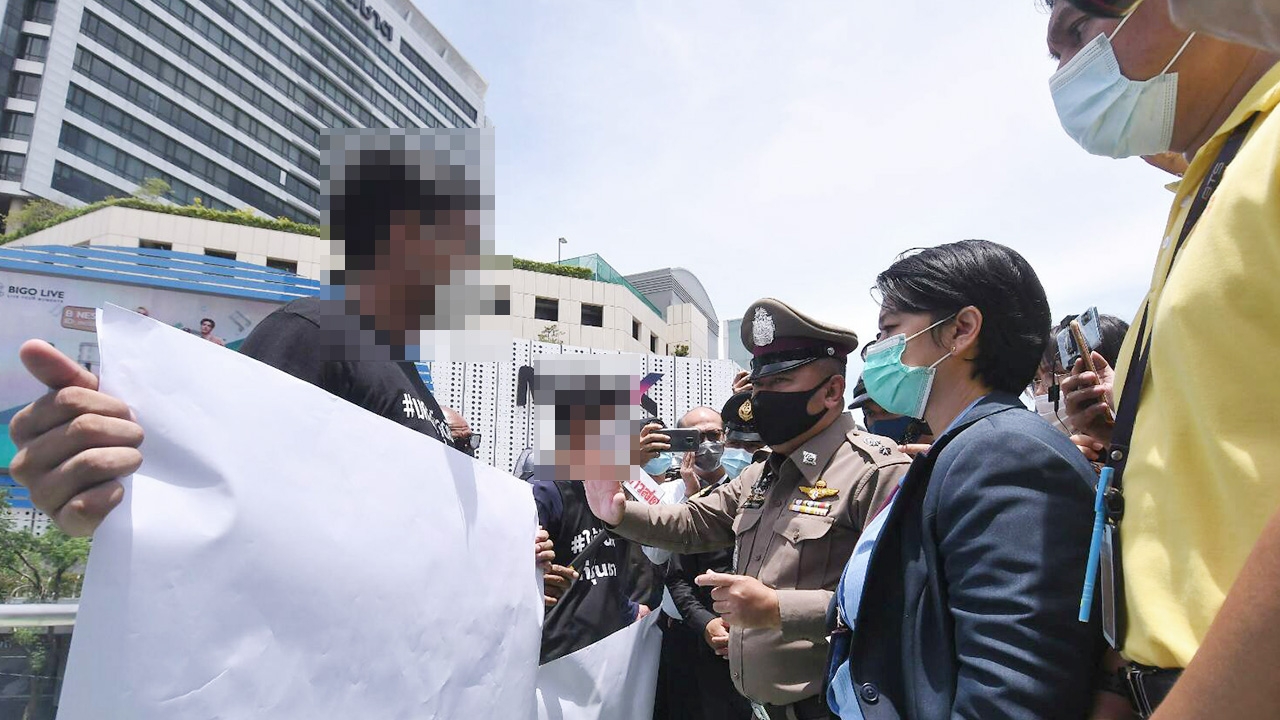 มศว คนรุ่นเปลี่ยน ทำกิจกรรมยืนชูกระดาษเปล่า ย้ำ ไม่ได้หมิ่นเบื้องสูง