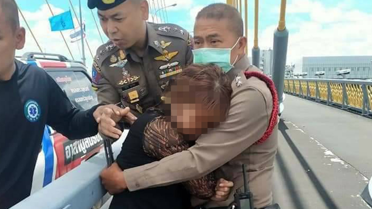 นาทีชีวิต ผกก.191 เข้ากล่อมช่วยสาวจะโดดสะพานพระราม 8 ได้ปลอดภัย