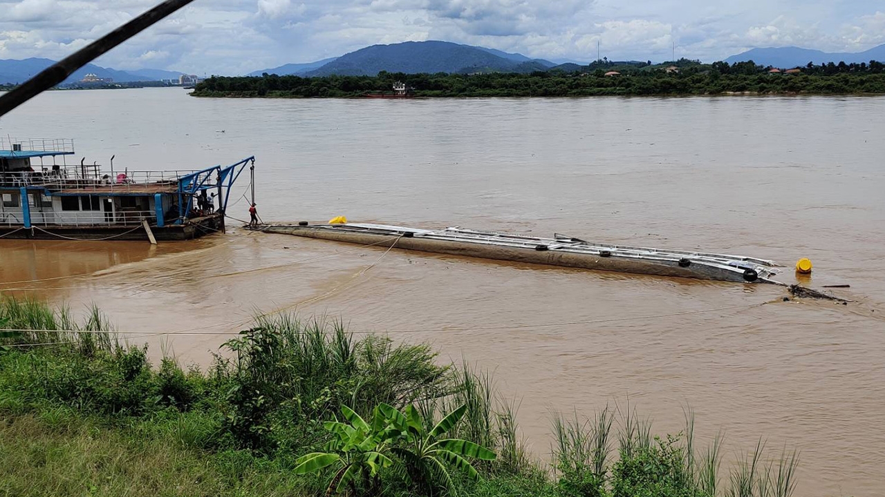น้ำโขงเชียงรายขึ้นสูง เรือท่องเที่ยวถูกเรือใกล้กันเบียดพลิกคว่ำจมทั้งลำ