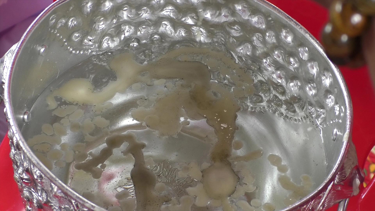 "เลขเด็ด" ลอยเด่นในขันน้ำมนต์ หลังร่างทรงประกอบพิธี รักษาผู้ป่วยติดเตียง