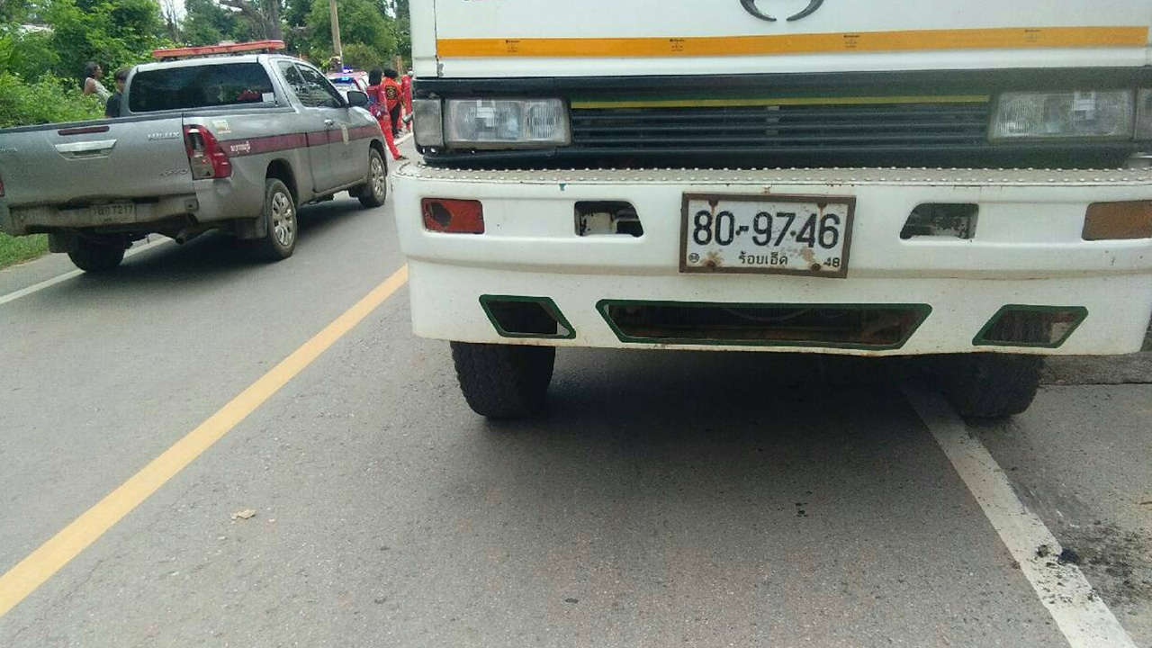 หนุ่มใหญ่ซิ่งจยย.เสียหลัก แหกโค้งพุ่งข้ามเลนชน 18 ล้อ ดับคาที่