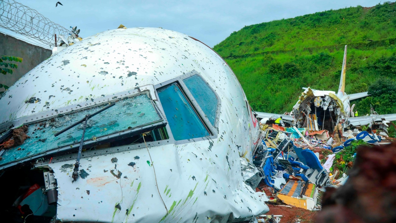 2 นักบินดับด้วย ‘แอร์อินเดีย’ ฝ่าฝนไถลตกเนินเขา พาคนตกค้างโควิดกลับบ้าน