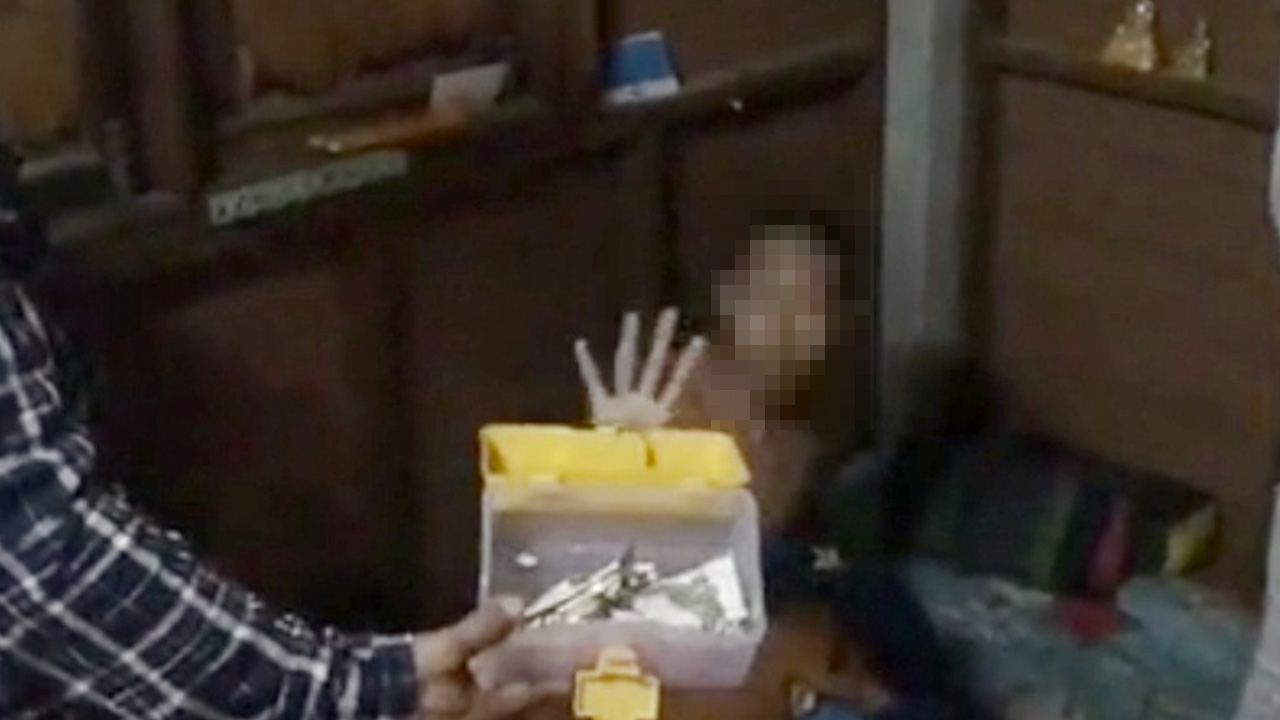 ชาวบ้านเหลืออด แจ้งจับพระหนุ่ม มั่วสุมเสพยาในกุฏิ ตร.บุกรวบคาผ้าเหลือง