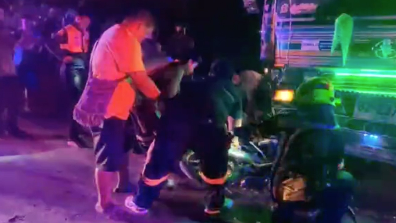 หนุ่มใหญ่เชียงรายขี่จยย.พุ่งชนหัวรถพ่วง ร่างติดซอกล้อรถเสียชีวิตสลด