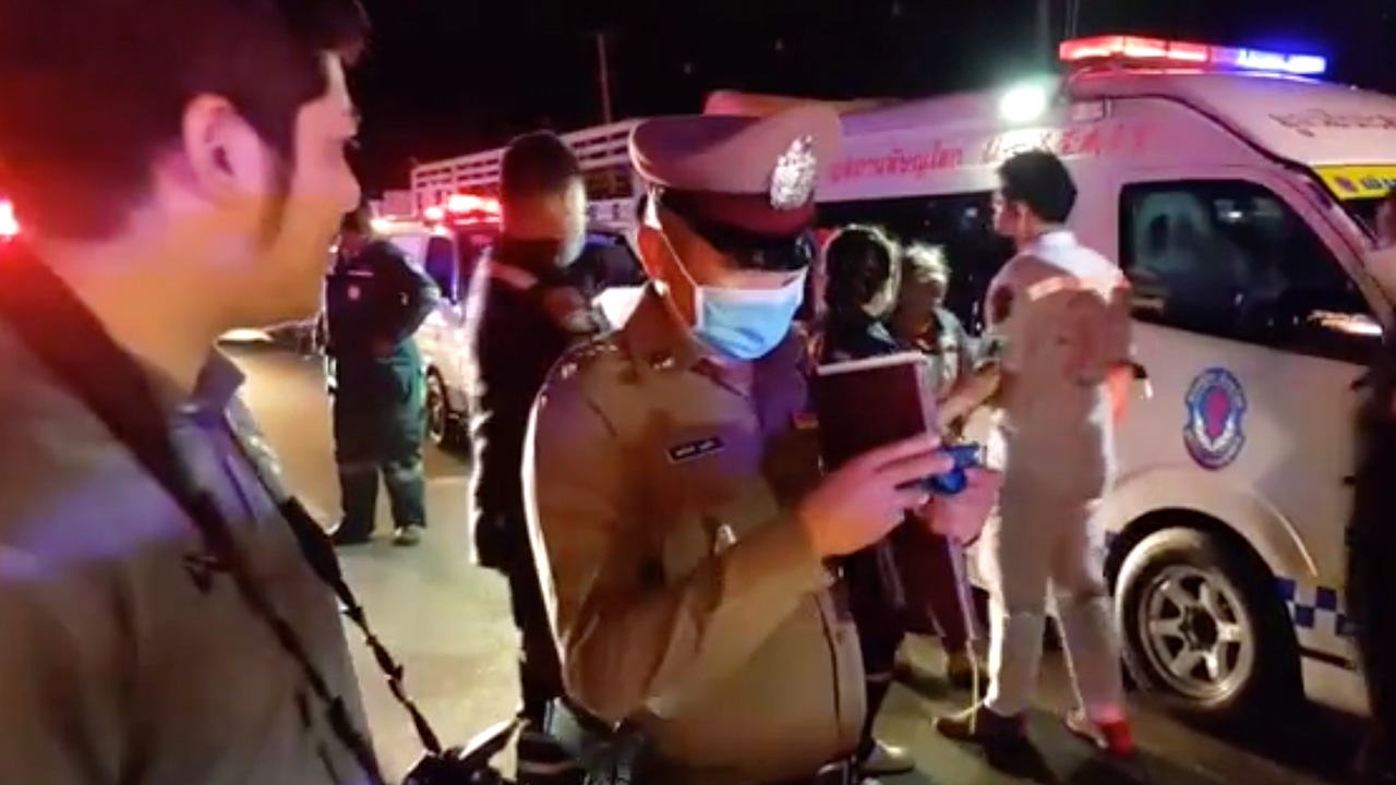 2 หนุ่มซ้อนจยย. ชนกระบะออกจากปั๊มน้ำมันอย่างจัง เสียชีวิตทั้งคู่