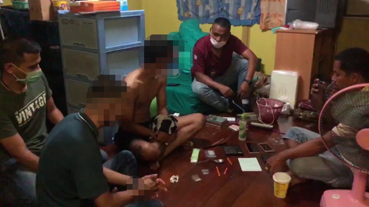 ตร.รวบเอเย่นต์ยาบ้าคาบ้านกับพวกอีก 1 เศร้าข้าวมันไก่ซื้อมายังไม่ได้กิน