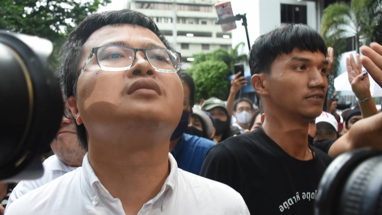ศาลปล่อยตัว "อานนท์-ไมค์" ไม่ต้องวางเงินประกัน แต่ห้ามไปปลุกม็อบ   