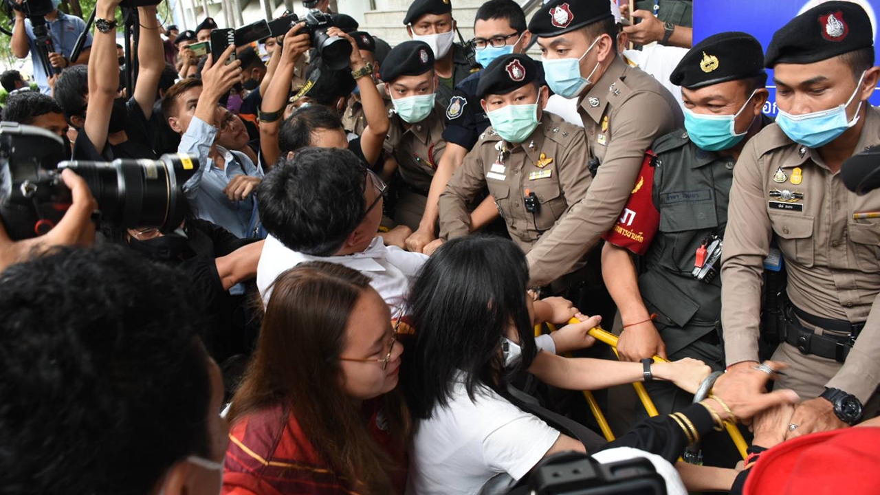 ศาลอนุญาตฝากขัง ทนายอานนท์-ไมค์ ระยอง ผู้ต้องหายื่นขอประกันตัว