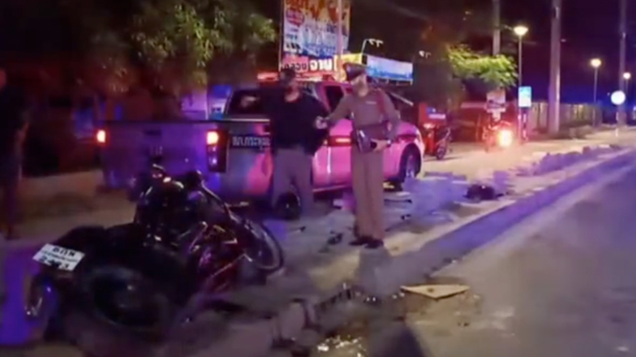 ทางมืดมองไม่เห็น หนุ่มขี่จยย.ชนแบริเออร์เจ็บ แฟนสาวซ้อนท้ายดับคาที่