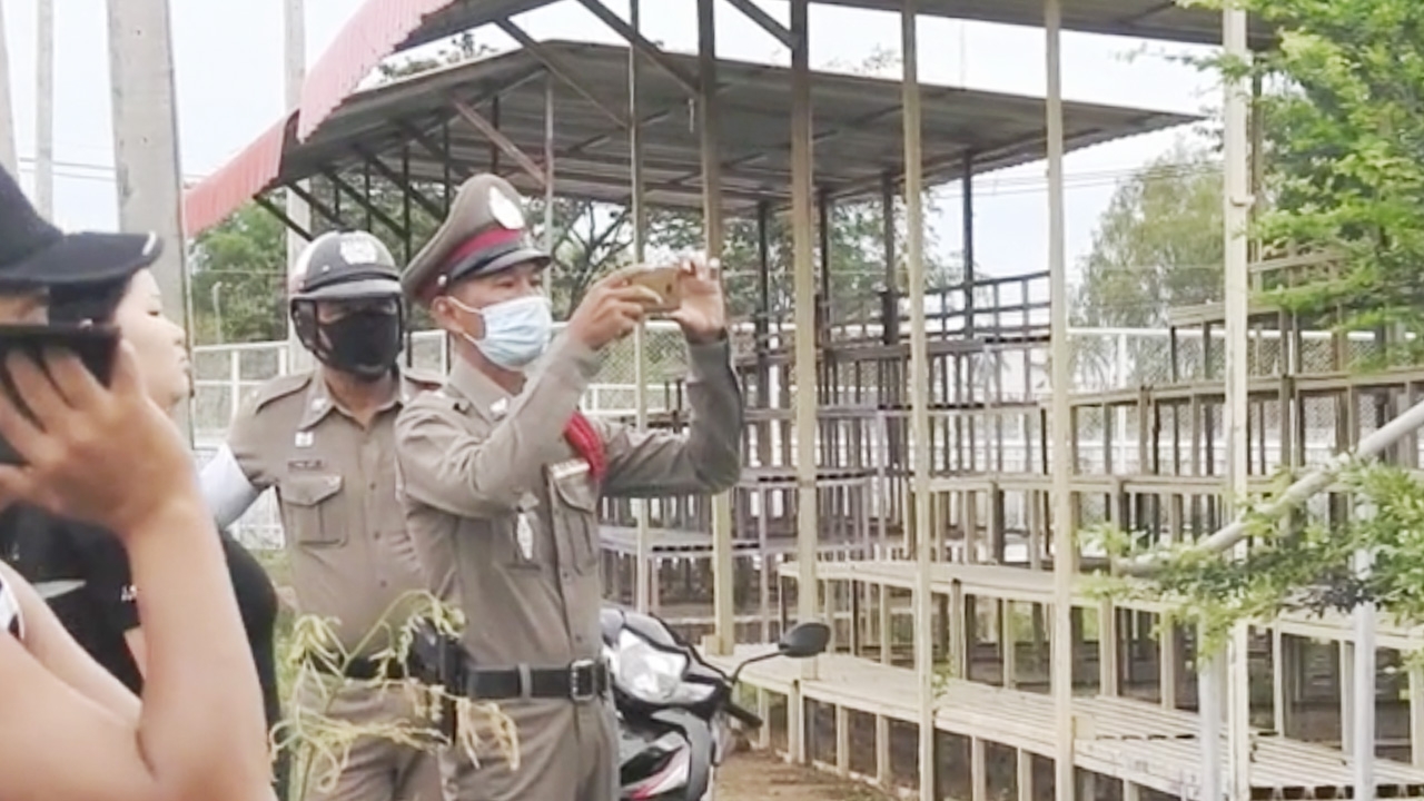 ชาวบ้านตกใจ เจอครูพละหนุ่มผูกคอดับกับเสาอัฒจันทร์ ในโรงเรียนที่สุโขทัย