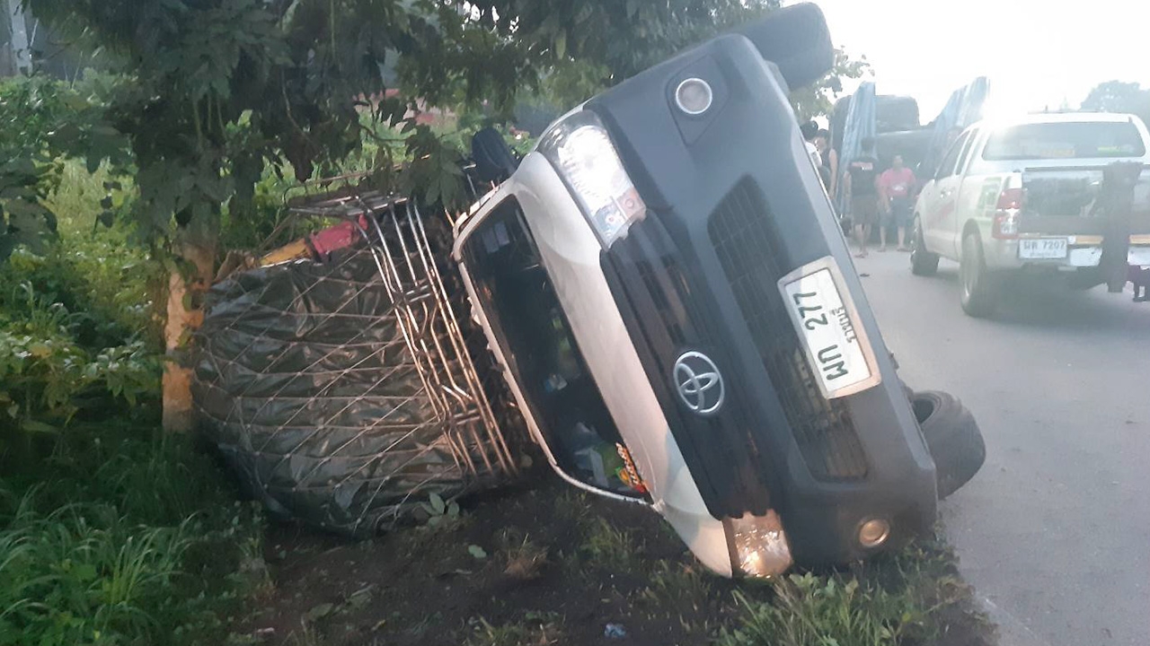 สาวขับรถขนผักส่งเมืองคอน วูบเสียหลักพลิกคว่ำ เจ็บเล็กน้อยสินค้าพัง 3 แสน