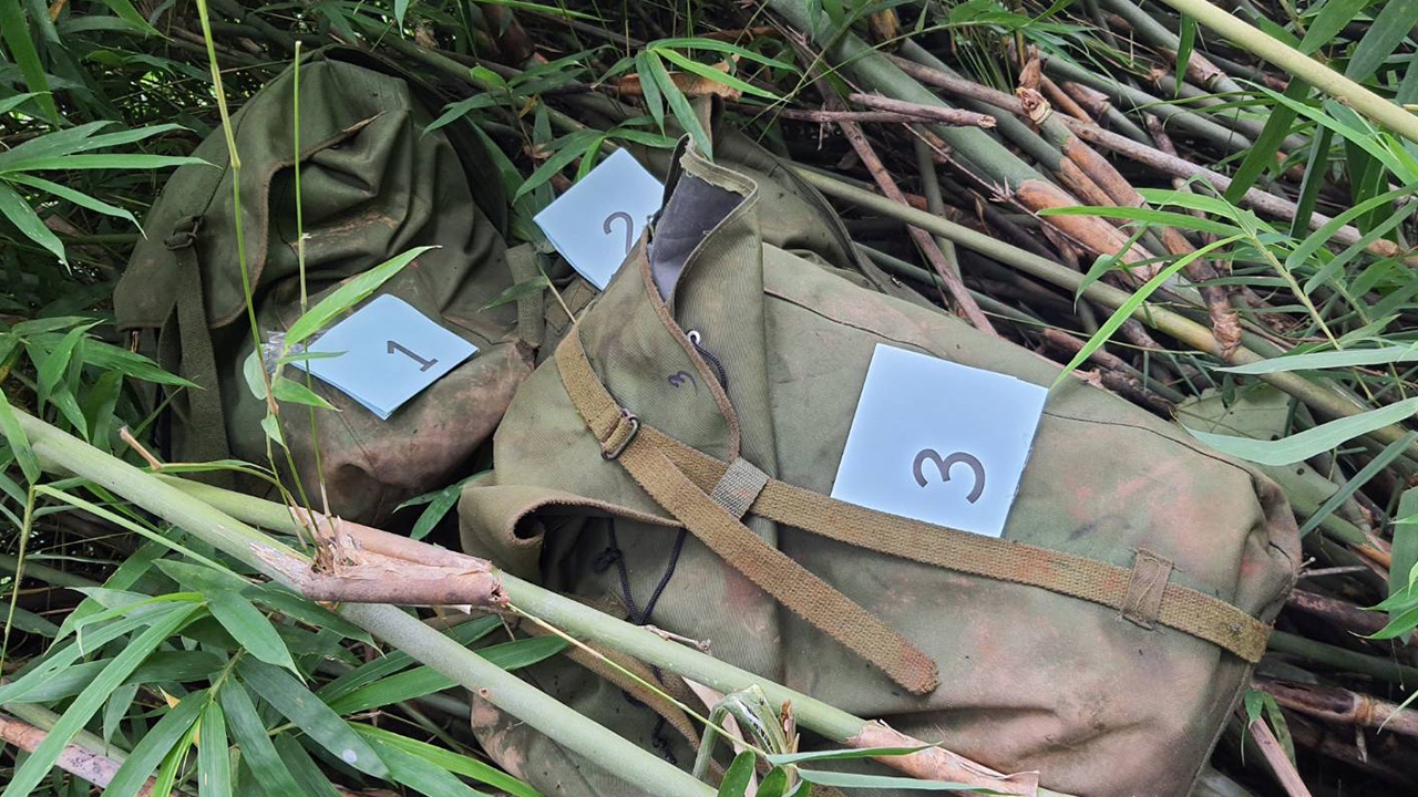 ทหารม้า-ผาเมือง สกัดแก๊งค้ายา เหิมลอบขนเลาะตะเข็บชายแดน อ.ฝาง