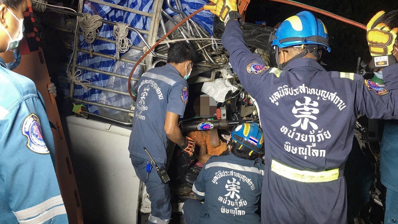 รถขนลำไยเสียหลักข้ามเลน ชนกระบะขนไข่เยี่ยวม้าที่พรหมพิรามดับ 1 สาหัส 1