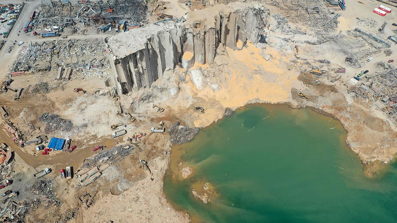 เผย ระเบิดเบรุตสุดรุนแรง สร้างหลุมลึก 43 เมตร ม็อบประท้วงรัฐบาลต่อ