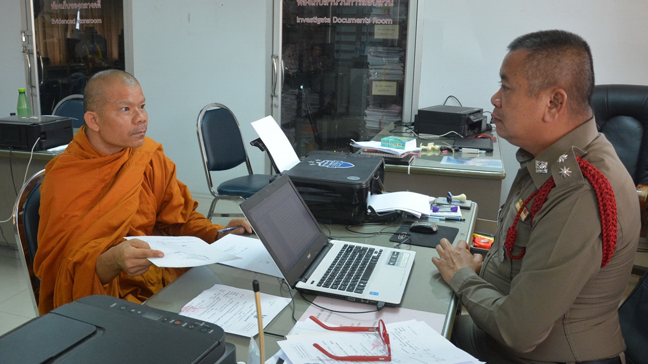 พระอาจารย์เล็ก เจ้าอาวาสหื่น แอบถ่ายใต้กระโปรง ม.4 ขณะทำบุญ อ้างฝึกจิต