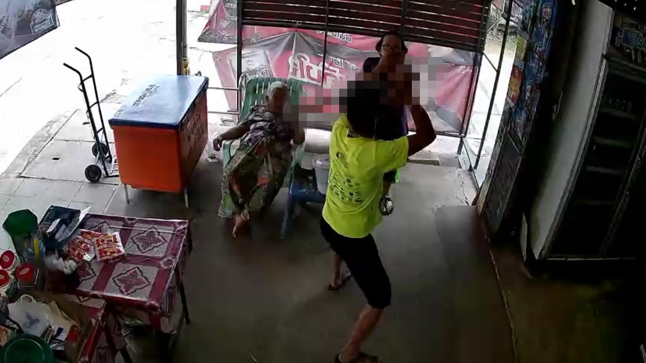 ขี้เมาหัวร้อน เซ็นเหล้าไม่ได้ เตะป้าเจ้าของร้าน ใช้มีดดาบฟันหัวเย็บ 4 เข็ม (คลิป)