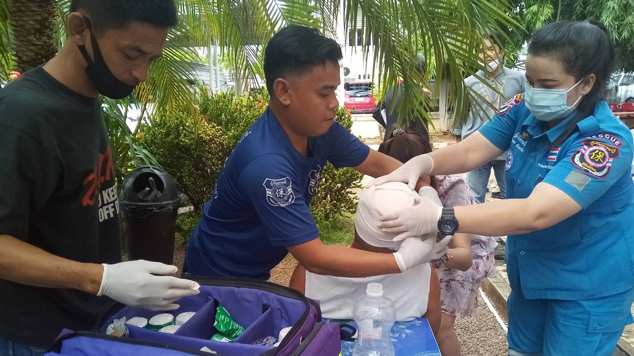 ระทึก 4 นักโทษคดีฆ่า ใช้ตรวนทุบหัวตำรวจศาล หวังหลบหนี ถูกรวบหมด