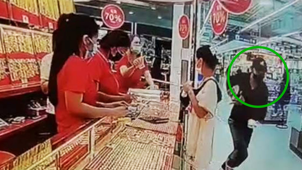 คนร้ายบุกเดี่ยว วิ่งราวเงินสด 9 หมื่นบาท ร้านทองห้างดังพระราม 2