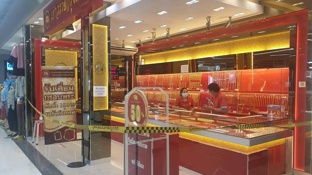 คนร้ายถือปืนบุกเดี่ยวจี้ชิงทอง 38 บาท กลางห้างดังนครสวรรค์ 