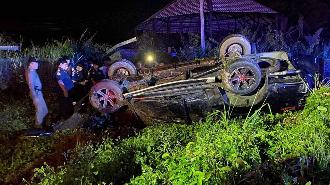 รถเก๋งเฉี่ยวกระบะพลิกคว่ำ ตาย 4 เจ็บ 3 หน้าทางเข้าบ้านเด็กโสสะเชียงราย