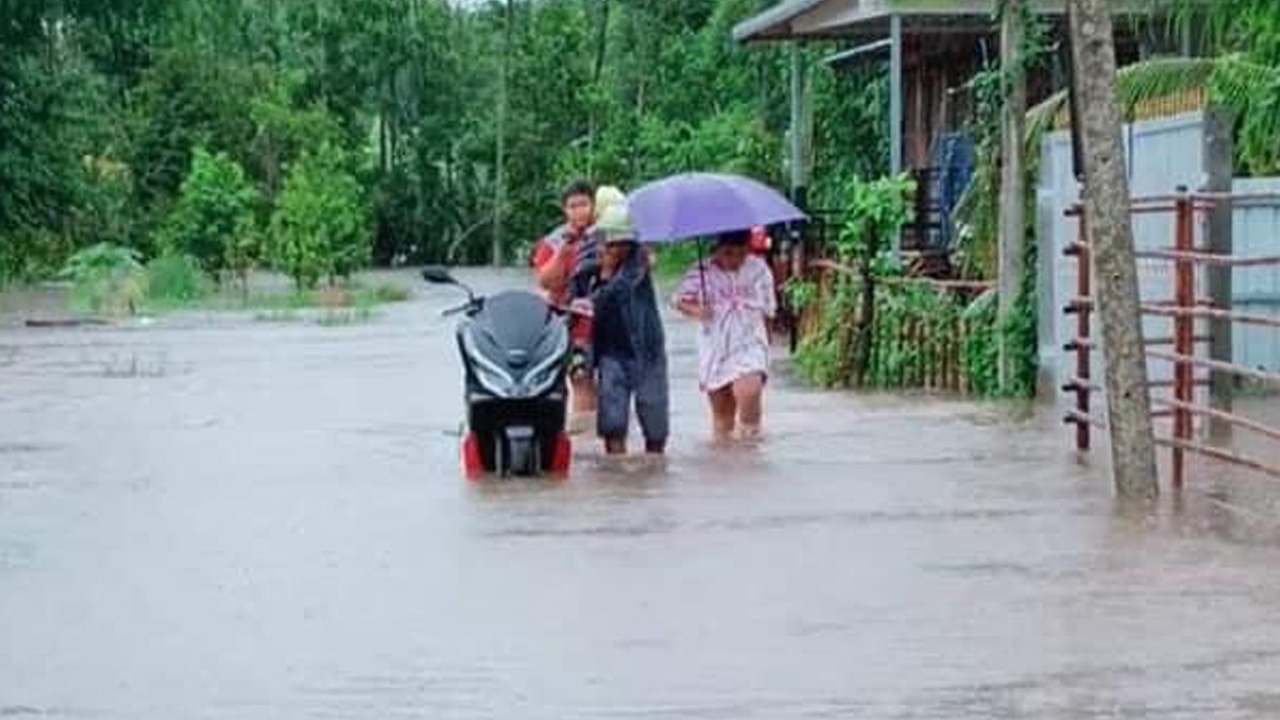 น้ำป่าเขาใหญ่ ไหลท่วมบ้านที่ติดคลองประจันตคาม เริ่มลดหากฝนไม่ตกเพิ่ม