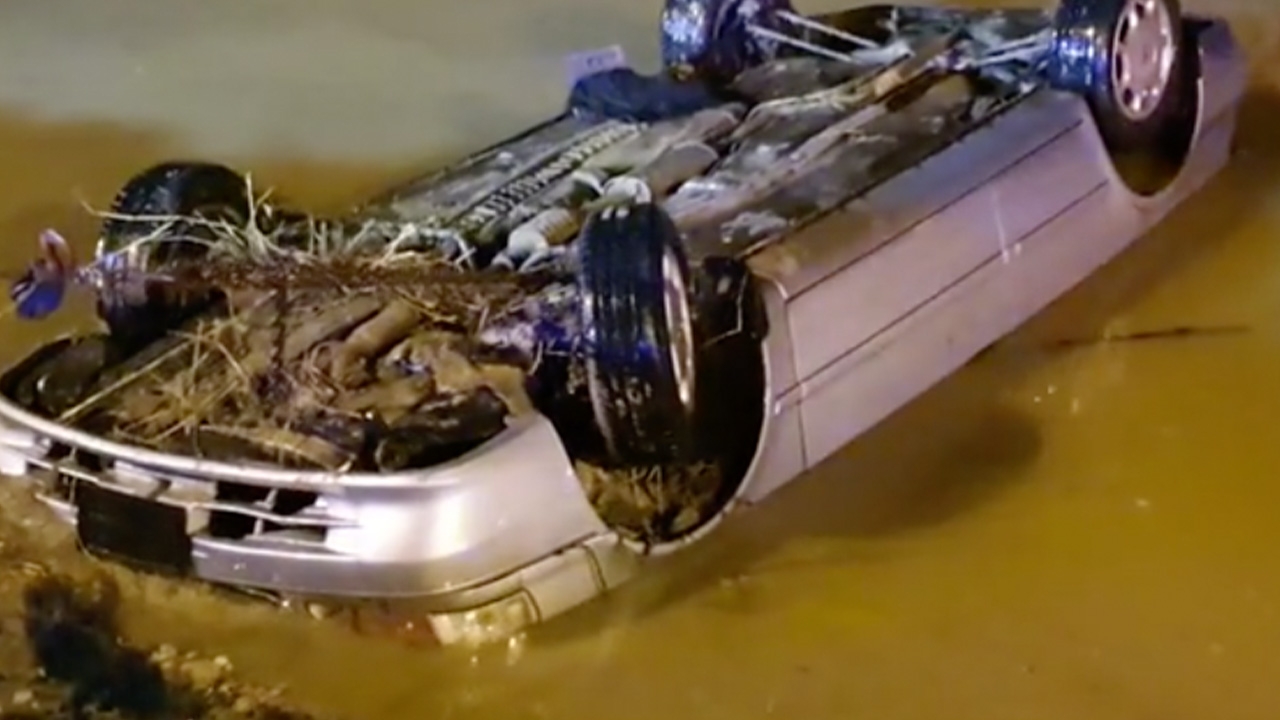 เก๋งตกคูน้ำ จมมิดริมถนนเชียงใหม่-แม่ออน สาวคนขับติดในรถสุดยื้อตายคาที่