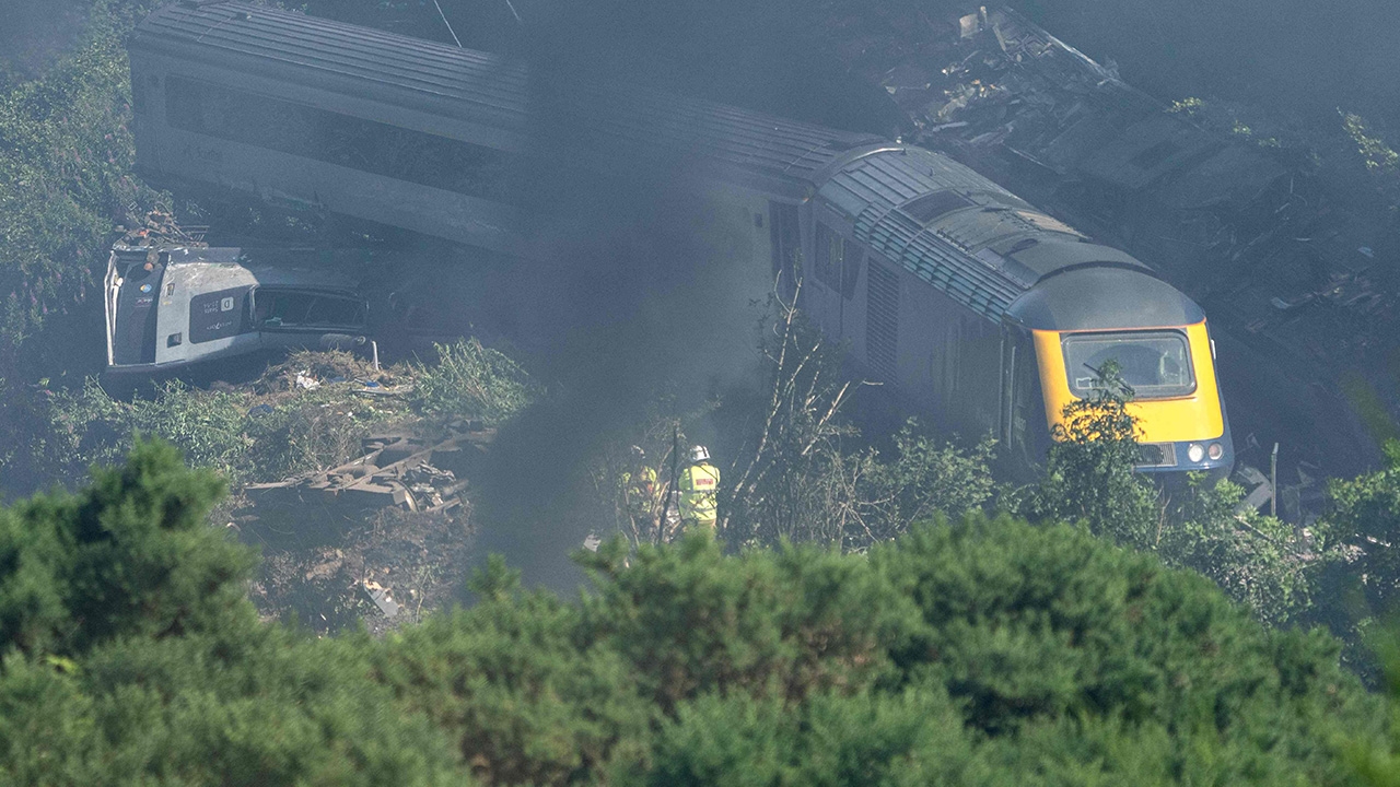 สลด รถไฟสกอตแลนด์ตกรางระเนระนาด ดับ 3 ศพ เจ็บ 6 ราย