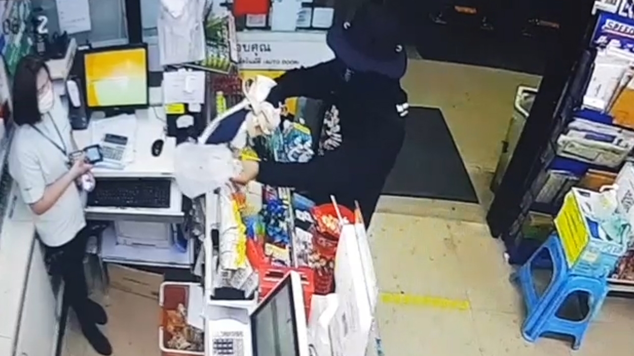 โจรบุกเดี่ยว จี้ร้านสะดวกซื้อ ฉกเงินหนีลอยนวล เผย 6 ปีโดนแล้ว 3 ครั้ง