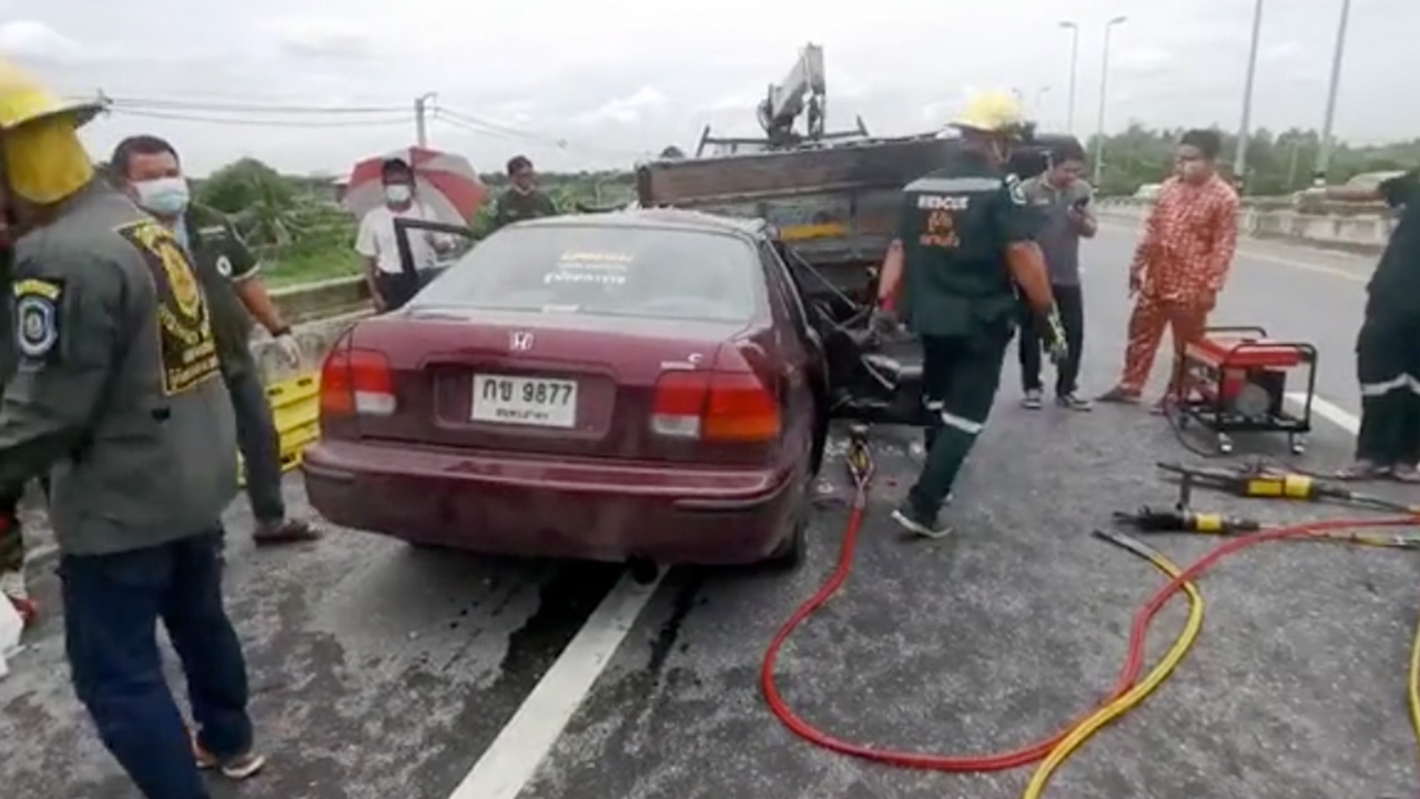 เก๋งซิ่งแซงซ้ายพ่วง จ๊ะเอ๋ 6 ล้อจอดข้างทาง เสยท้ายตูม ตาย 3 สาหัส 1