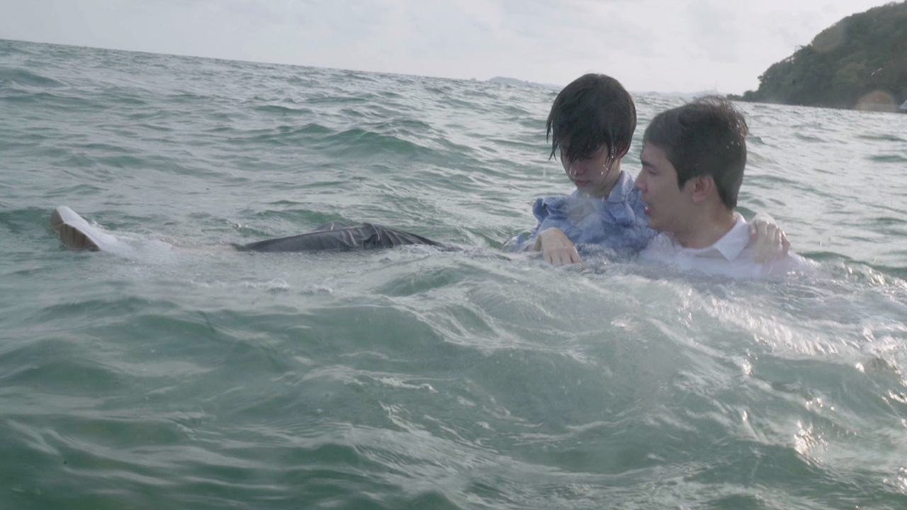 “เอสเธอร์” หวิดจมน้ำ “สน” กระโดดช่วยไว้ทันซีนสุดโหด ใน “เล่ห์เกมรัก”