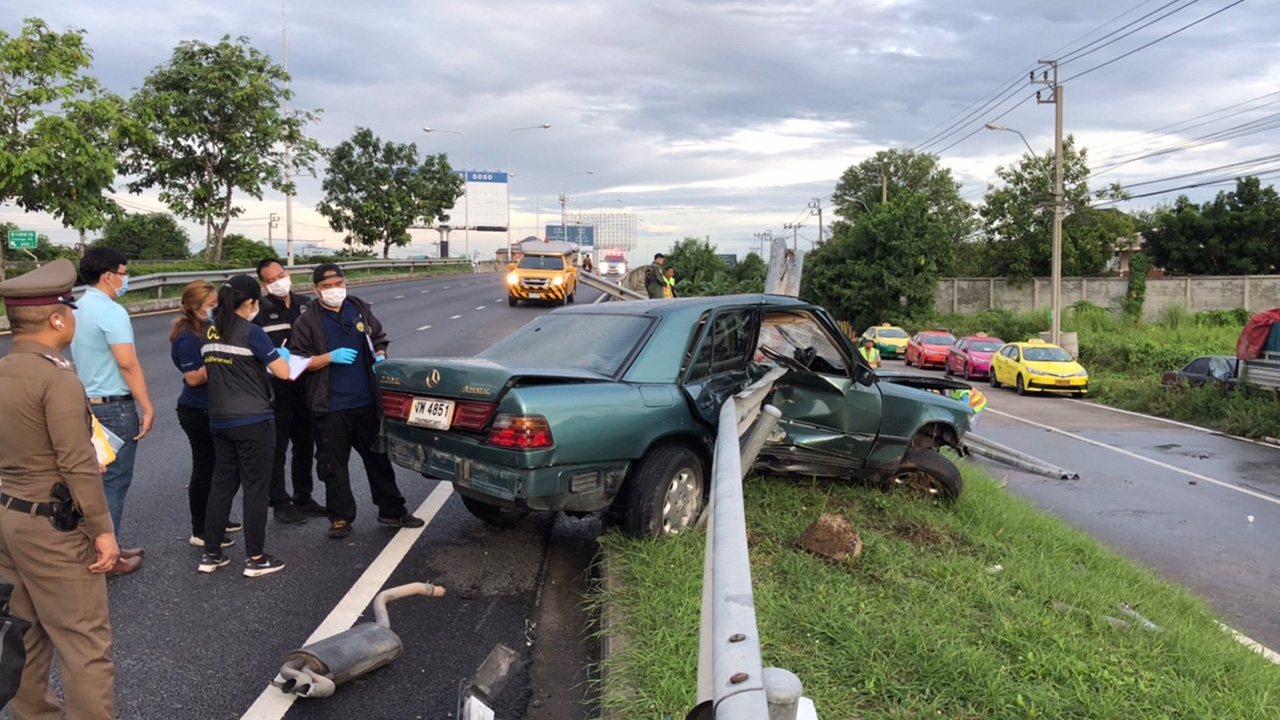 หนุ่มซิ่งเบนซ์ชนราวกั้นขอบทาง เหล็กเสียบรถโดนร่างตัวขาด 2 ท่อนตายสยอง