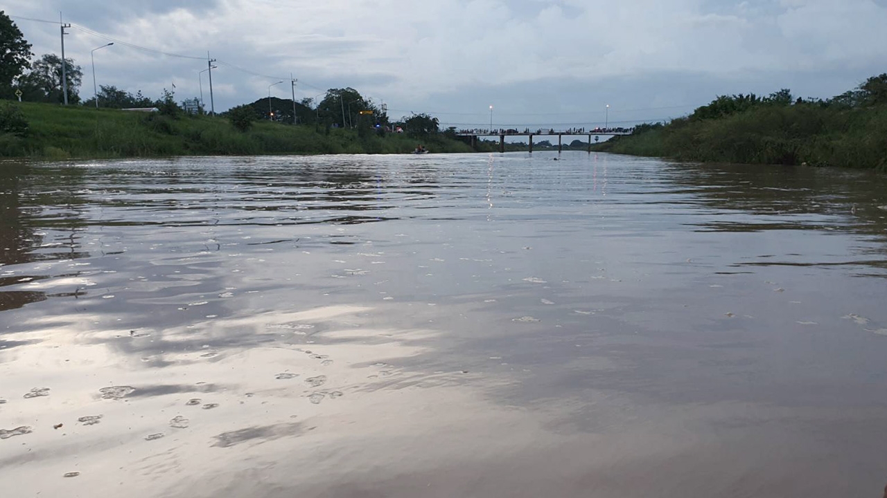 จนท.ยังไล่ล่า 2 จระเข้ตัวเขื่องในคลองชัยนาท-ป่าสัก เตือนประชาชนระวัง